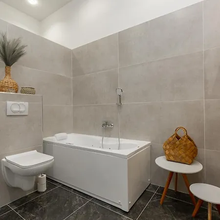 Super 2br-2bt With Balcony&view&sauna&jacuzzi Apartment
